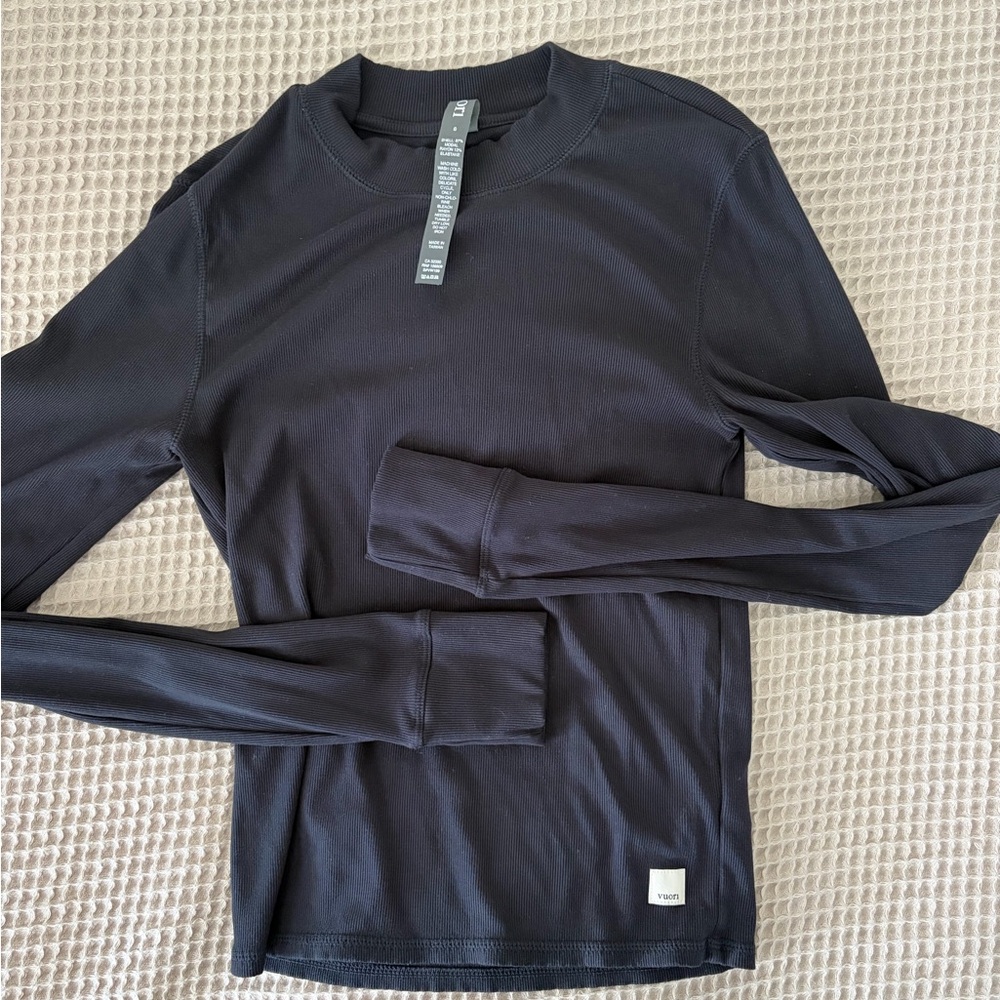 Vuori mock neck long sleeve T in black- size small
